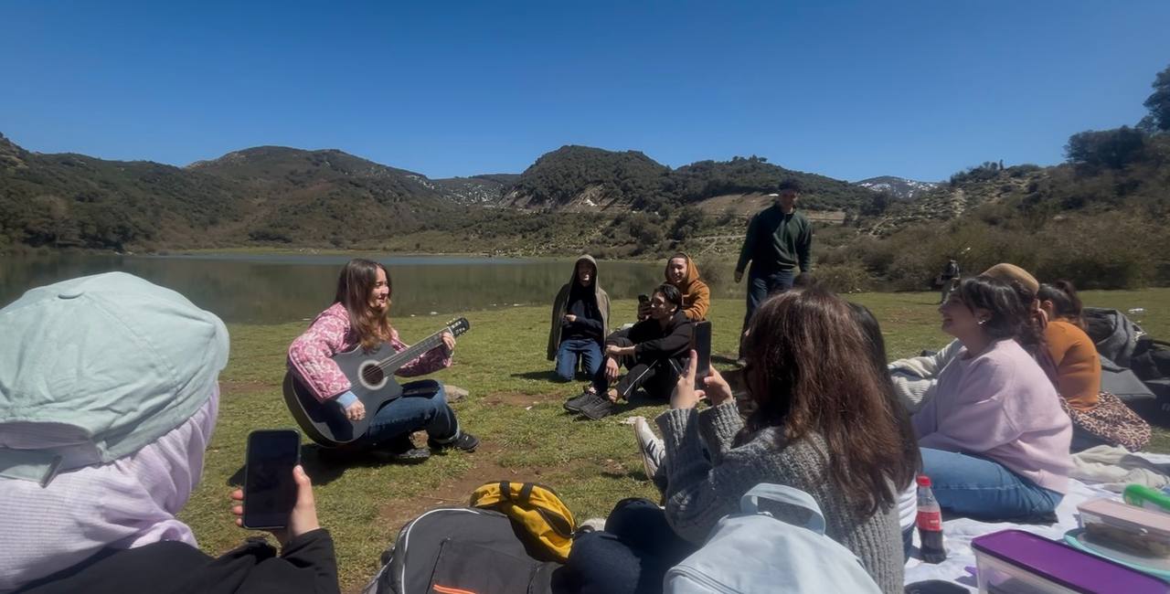 Groupe d'étudiants du club au bord du lac